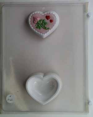 Heart decorated w/ roses & hearts lid & bottom V062