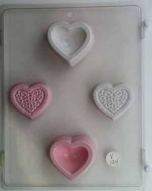 Intricate lacy heart design lid& bottom V124