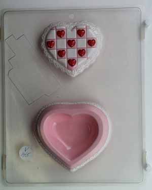 Checkerboard heart w/ ruffled edge lid & bottom V145